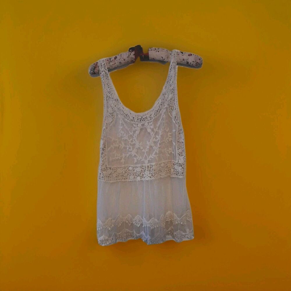 Made To Look Amazing Sheer White Lace Crochet Sleeveless Top. Size Medium. B64